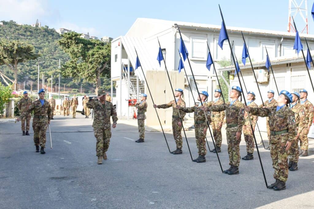 Resa degli onori alla base di Al Mansouri