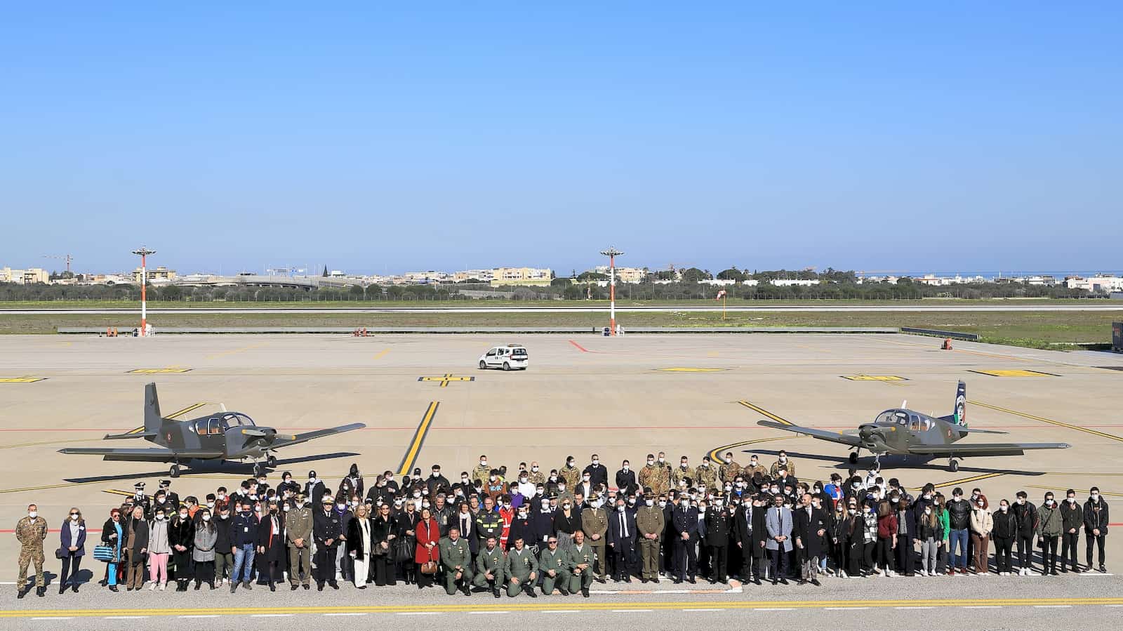 CORSO DI CULTURA AERONAUTICA PER 150 STUDENTI DI BARI Airholic.it