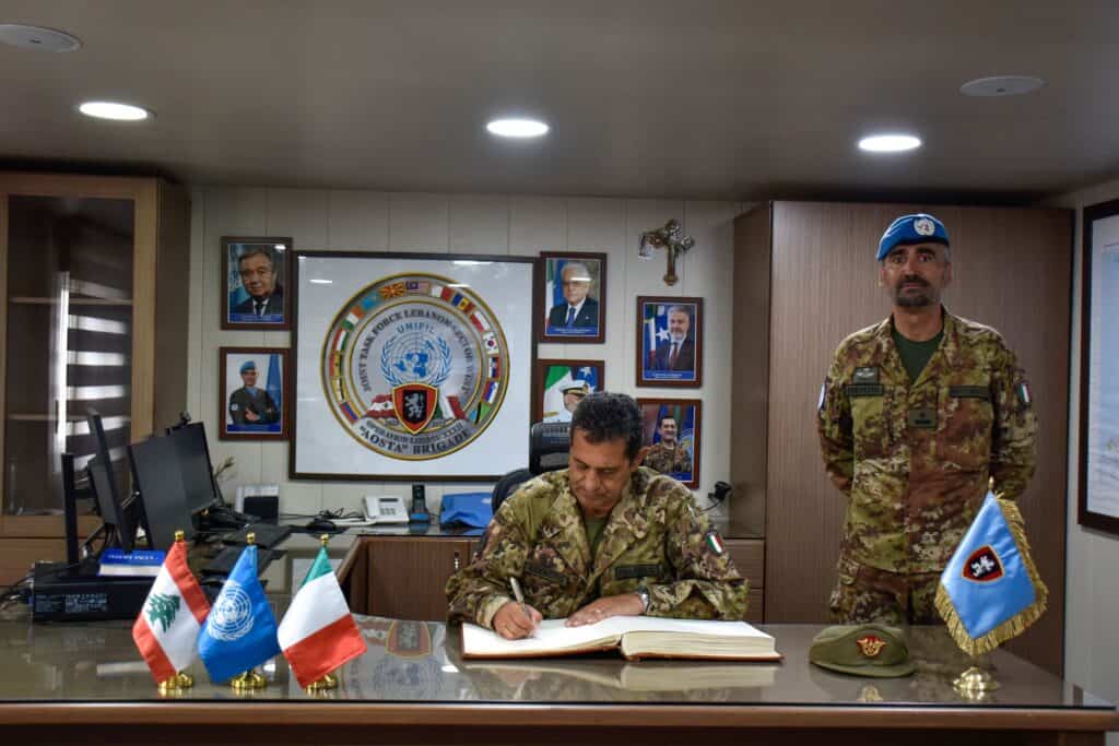 La firma dell'Albo d'Onore al Sector West di UNIFIL