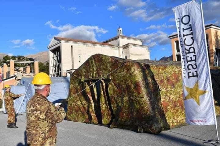 Militari del 9° Reggimento Alpini allestiscono tensostruttura all'Ospedale di Rieti