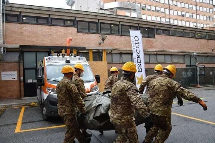 Militari del 9° Reggimento Alpini allestiscono tensostruttura all'Ospedale di Rieti