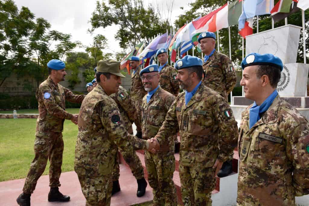 Il Comandante del COVI saluta il personale italiano a Naqoura