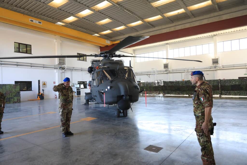 Il Colonnello Bolla rende gli onori al Comandante dell'Aviazione dell'Esercito