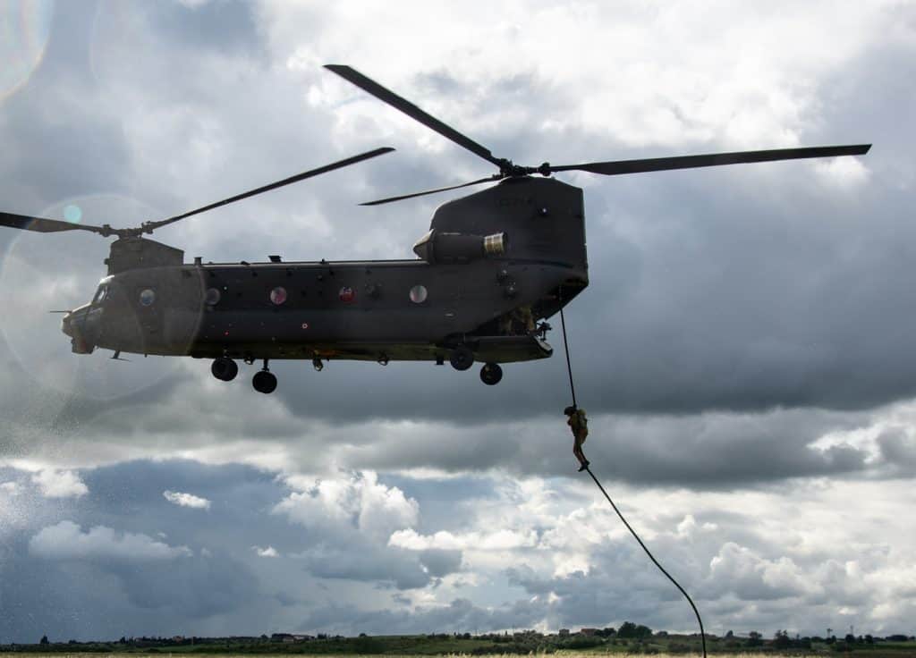 Un CH-47F durante una discesa di personale