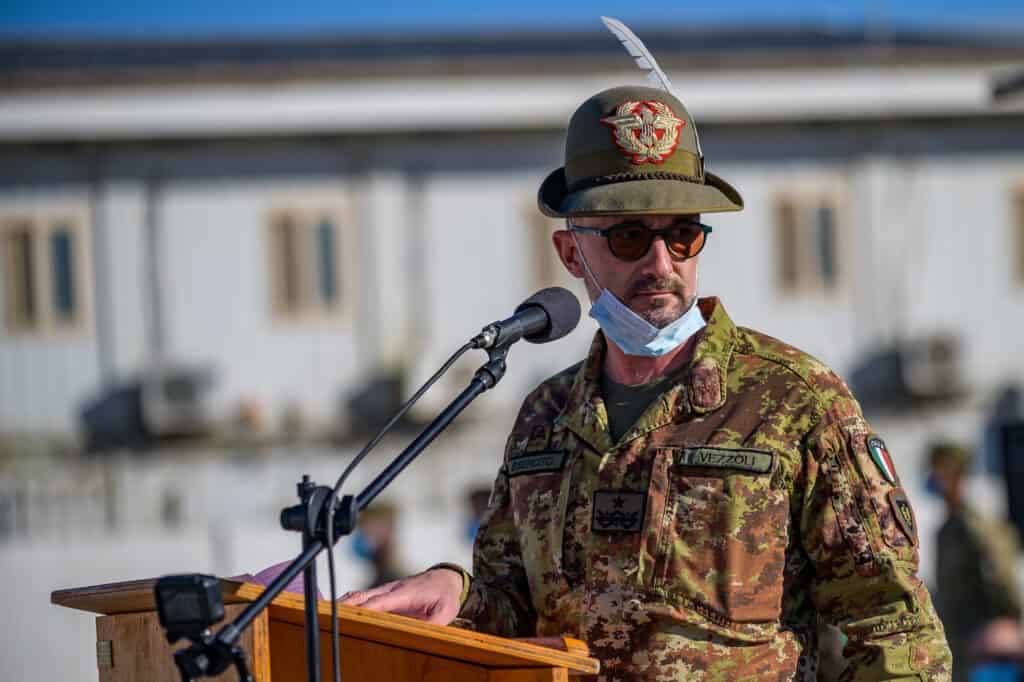 Il Generale di Brigata Alberto Vezzoli pronuncia il discorso di fine mandato