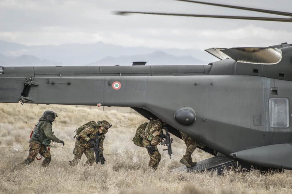 La squadra ha recuperato il personale e si appresta a salire sul Nh90 per esfiltrazione