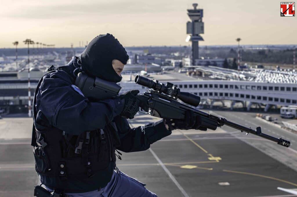 Tiratore scelto Polizia di Stato durante attività addestrativa - Aeroporto Milano Malpensa