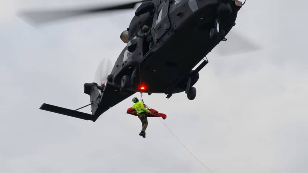 Recupero ferito con barella da  elicottero NH90