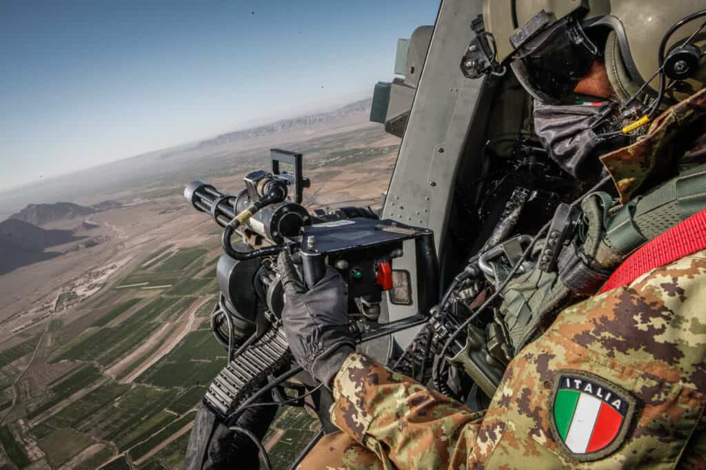 Mitragliere a bordo NH-90 in avvicinamento al punto di recupero