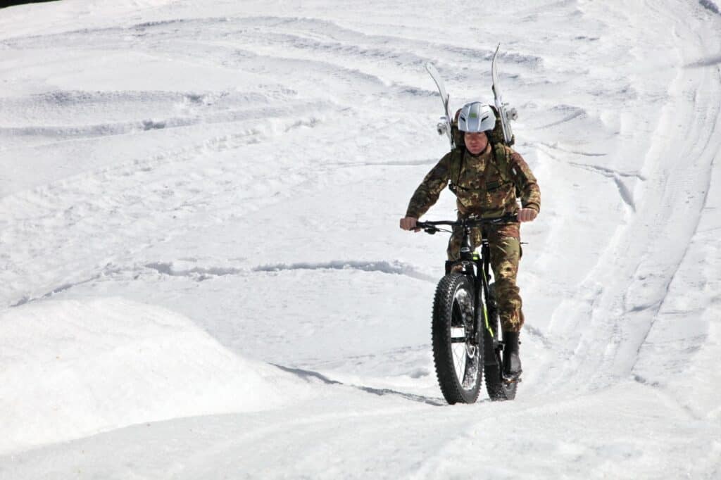 ebike su terreno innevato