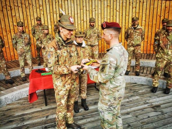 Il Vice Comandante delle Truppe Alpine Gen. RISI consegna il diploma al primo Americano Classificato