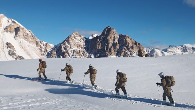 Movimento di pattuglia con sci e pelli di foca