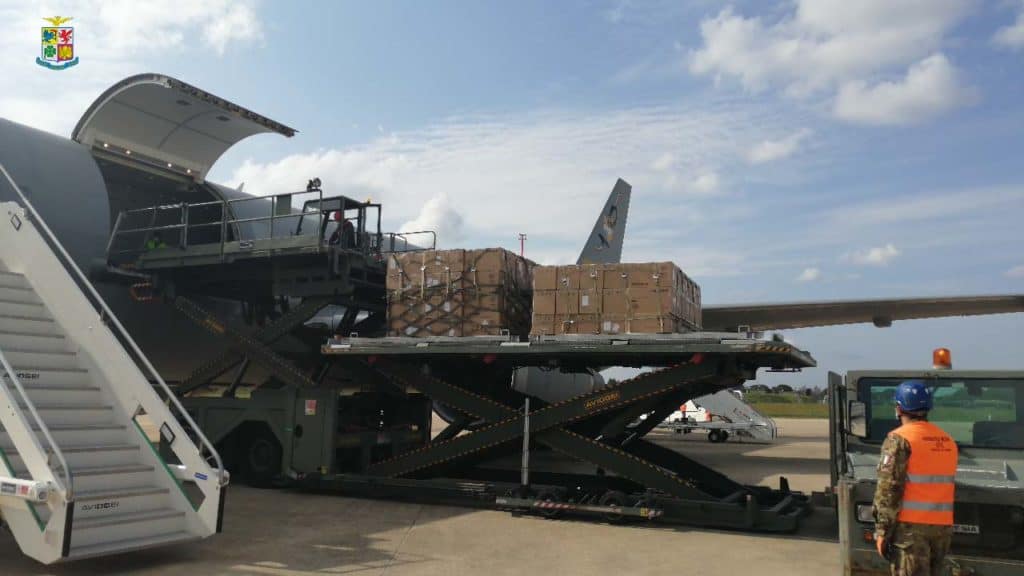 Covid-19, continua il ponte aereo dell'Aeronautica Militare per trasferire  materiale sanitario 