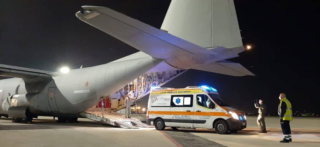 Trasporto a bordo di C-130J in biocontenimento